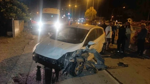İki ara&ccedil;la &ccedil;arpışan otomobilden burnu kanamadan &ccedil;ıktı

