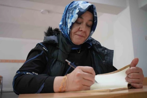 İki &ccedil;ocuk annesi, kızının "yapabilirsin" s&ouml;z&uuml;yle &uuml;niversiteli oldu
