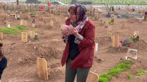 İki evladını cinayete kurban veren anne, mezarlarını ziyaret etti
