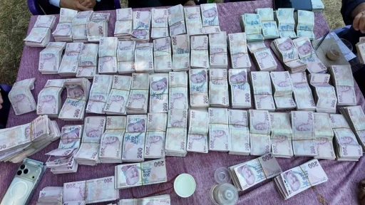 İki gece iki g&uuml;n s&uuml;ren d&uuml;ğ&uuml;nde 35 koyun kesildi, 6 milyon lira takı takıldı
