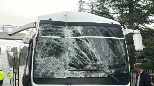 İki işçi servis aracı çarpıştı: 1’i sürücü 20 kişi yaralandı
