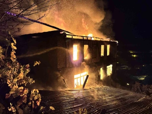 İki katlı ahşap ev alevlere teslim oldu
