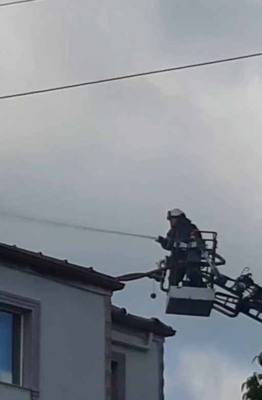 İki katlı binanın &ccedil;atısında yangın
