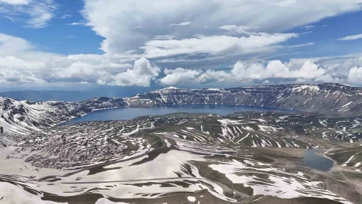 İki mevsimin bir arada yaşandığı Nemrut Krateri havadan g&ouml;r&uuml;nt&uuml;lendi
