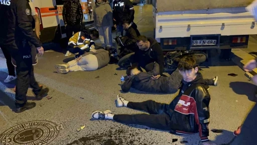 İki motosiklet kafa kafaya çarpıştı, 3 kişi yaralandı: Kaza anı kamerada
