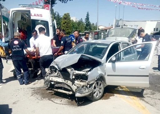 İki otomobil çarpıştı: 4 kişi yaralandı
