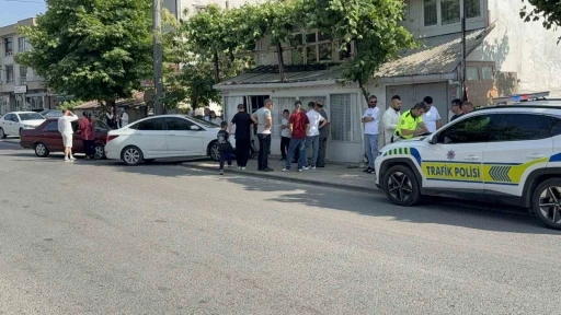 İki otomobil çarpıştı, duramayan araç evin duvarına çarptı
