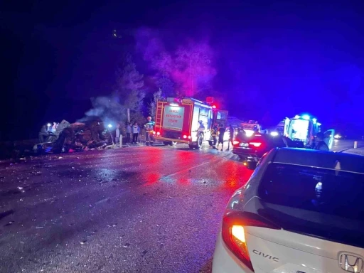İki otomobil kafa kafaya çarpıştı: 1 ölü, 4 yaralı
