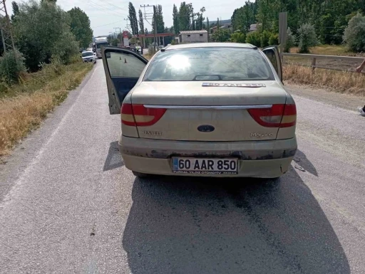 İki otomobil kafa kafaya &ccedil;arpıştı: 2 yaralı
