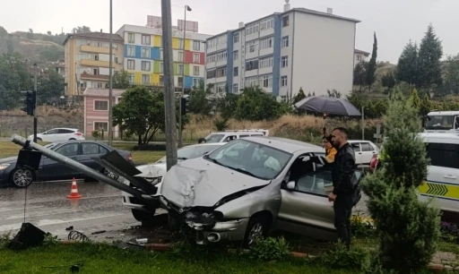 İki otomobilin çarpıştığı kazada 3 kişi yaralandı
