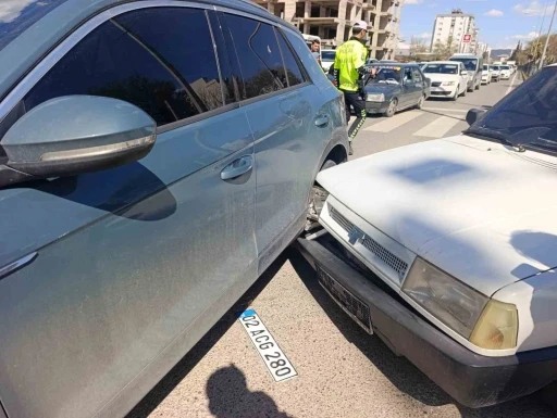 İki otomobille &ccedil;arpışan motosiklet s&uuml;r&uuml;c&uuml;s&uuml; yaralandı