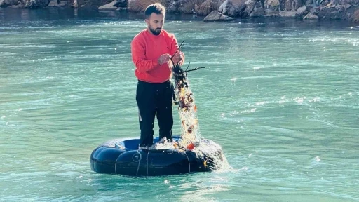 İki &uuml;lke sınırında balık avı
