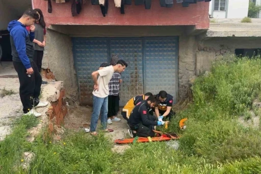 İki yaşındaki &ccedil;ocuk oynadığı 2. kattaki balkondan d&uuml;şt&uuml;
