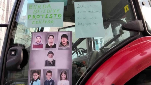 İki yıldır &ccedil;&ouml;z&uuml;m bulamadı, trakt&ouml;r&uuml;yle Bafra Belediyesi &ouml;n&uuml;ne dayandı
