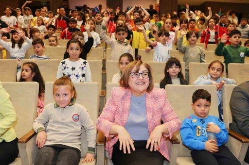 İkinci çocuk tiyatroları şenliğine katılan Şahin, yoğun ilgiyle karşılandı
