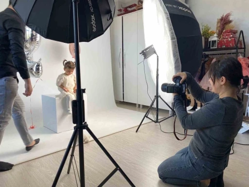 İkiz bebeklerinin fotoğraflarını &ccedil;ekerek başladı, evinin bir odasını st&uuml;dyoya &ccedil;evirdi
