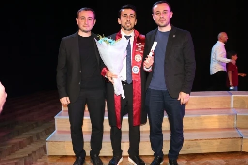 İkiz doktorların kardeşi de doktor oldu
