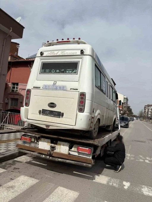 İkiz plaka ile trafikten men edilmiş araçla yolcu taşıyan dolmuşa polis ‘dur’ dedi
