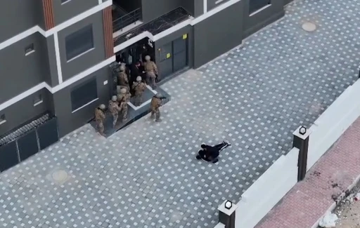 İkiz plakalarla il&ccedil;eleri gezip evlerden hırsızlık yaptılar, 11&rsquo;incisinde yakayı ele verdiler
