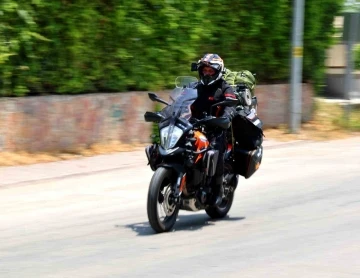 İklim değişikliğine dikkat çekmek için motosikletle kuzey kutup dairesine yola çıktı
