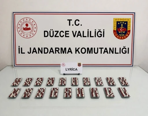 İl dışından D&uuml;zce&rsquo;ye uyuşturucu sevkiyatına jandarma engeli
