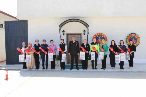 İl Jandarma Komutanı Vanlı&rsquo;dan kadın personele &lsquo;Anneler G&uuml;n&uuml;&rsquo; kutlaması
