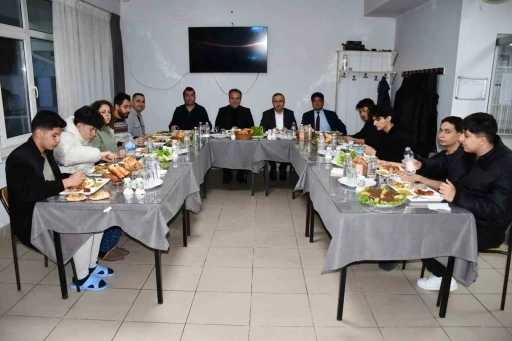 İl Milli Eğitim M&uuml;d&uuml;r&uuml; Aydın, &ouml;ğrencilerle iftar yaptı

