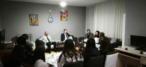 İl m&uuml;d&uuml;rleri, &ccedil;ocukların iftar sofrasına misafir oldu
