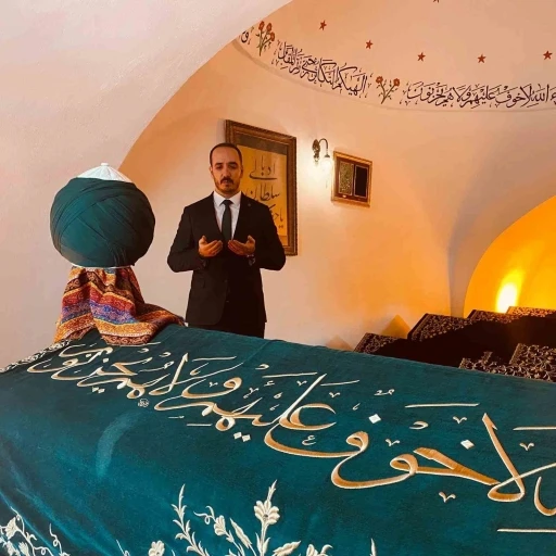 İl M&uuml;d&uuml;r&uuml; Bozkurt&rsquo;dan Ertuğrulgazi ve Şeyh Edebali t&uuml;rbelerine ziyaret
