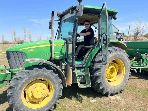 İl Müdürü Gümüş, traktörle gübreleme yaptı
