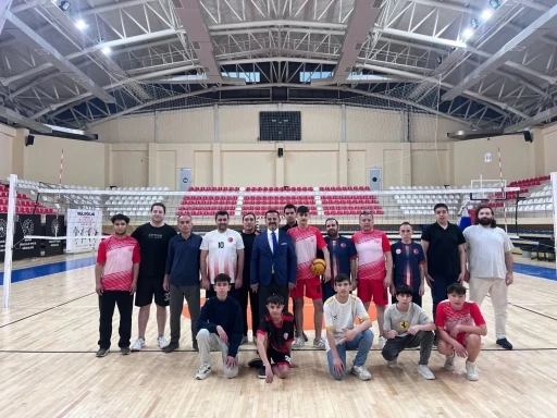 İl M&uuml;d&uuml;r&uuml; İlhan &ccedil;ocuklarla voleybol oynadı
