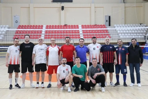 İl M&uuml;d&uuml;r&uuml; İlhan, personellerle voleybolda buluştu
