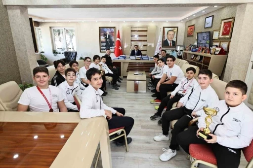 İl M&uuml;d&uuml;r&uuml; Yunus &Ouml;zt&uuml;rk, su topu sporcularını tebrik etti
