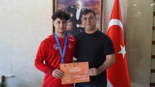 İl Müdürü Yunus Öztürk’ten milli güreşçiye tebrik
