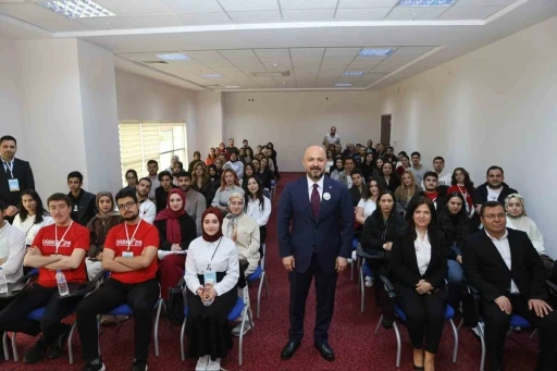 İl Sağlık M&uuml;d&uuml;r&uuml; Nacar, gen&ccedil;lere tecr&uuml;belerini anlattı
