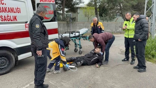 İla&ccedil; firmasının motosikleti doktorun aracına &ccedil;arptı: 1 yaralı
