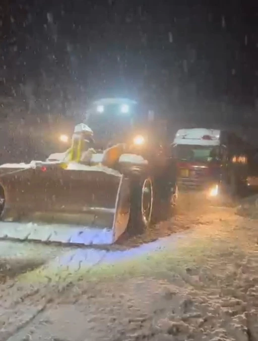 İl&ccedil;e halkı &uuml;ş&uuml;mesin diye doğalgaz tırı iş makineleri ile &ccedil;ekildi
