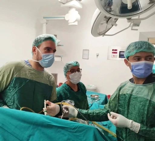 İl&ccedil;e hastanesinde safra kesesi ameliyatı kapalı y&ouml;ntem ile yapıldı
