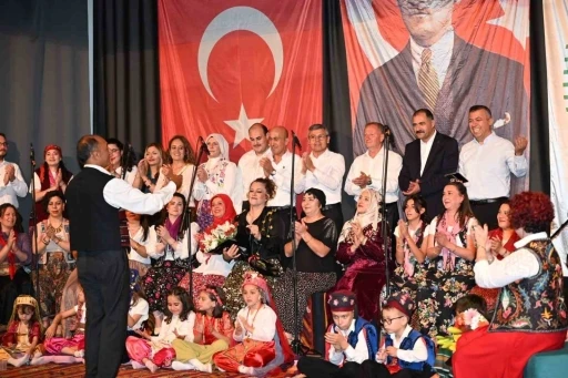 İl&ccedil;e protokol&uuml;nden konserde canlı performans s&uuml;rprizi
