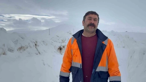 İl&ccedil;e Tarım ve Orman M&uuml;d&uuml;rl&uuml;ğ&uuml; ekipleri suların donduğu b&ouml;lgedeki hayvanlara su g&ouml;t&uuml;rd&uuml;
