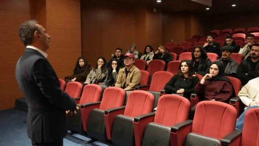 İletişim Fak&uuml;ltesi Dekanı Avcı, &ouml;ğrencilerle buluştu
