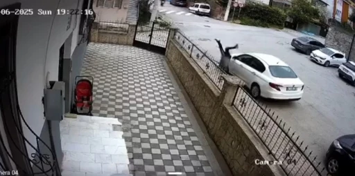 İlginç kaza: Otomobile çarptıktan sonra kaçtı
