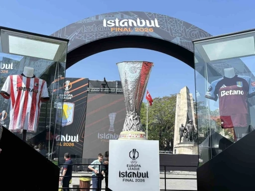 İlhan Mansız, UEFA Avrupa Ligi kupasını Beşiktaş Meydanı&rsquo;na getirdi
