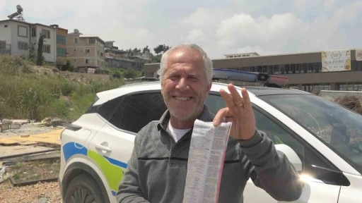 İlk kez ceza yiyen s&uuml;r&uuml;c&uuml; 4 bin TL&rsquo;lik hız cezası i&ccedil;in polis ekiplerini tebrik etti
