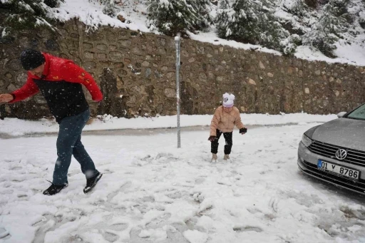 İlk kez kar yağışını izlediler
