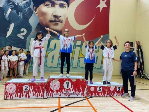 İlk m&uuml;sabakalarında madalyaya ulaştılar
