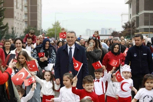 İlkadım&rsquo;da minik y&uuml;reklerden T&uuml;rk bayrağına b&uuml;y&uuml;k sevgi
