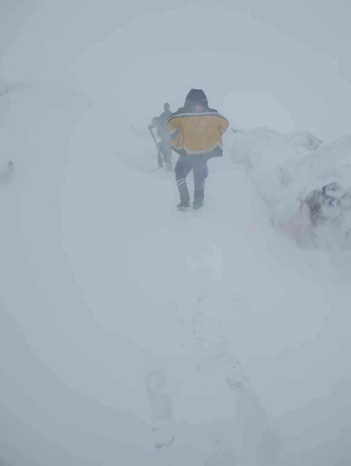 İlkbaharda kar şaşkınlığı, belde yolu ulaşıma kapandı
