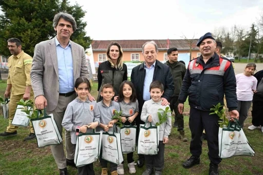 İlkokul öğrencileri fidan dikti
