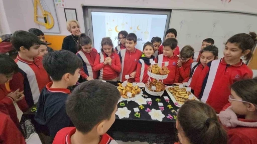 İlkokul &ouml;ğrencileri sınıfta Regaip Kandili kutlaması yaptı
